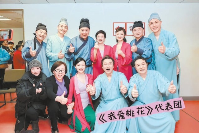 87版《红楼梦》演员相聚话剧《我爱桃花》
