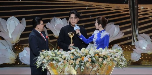 获“白玉兰”表演艺术奖主角奖 靳东：大幕拉开将再无回头
