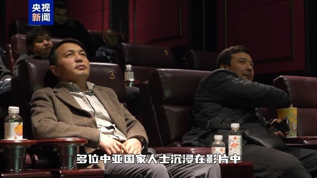 中亚友人入境霍尔果斯市看《哪吒2》