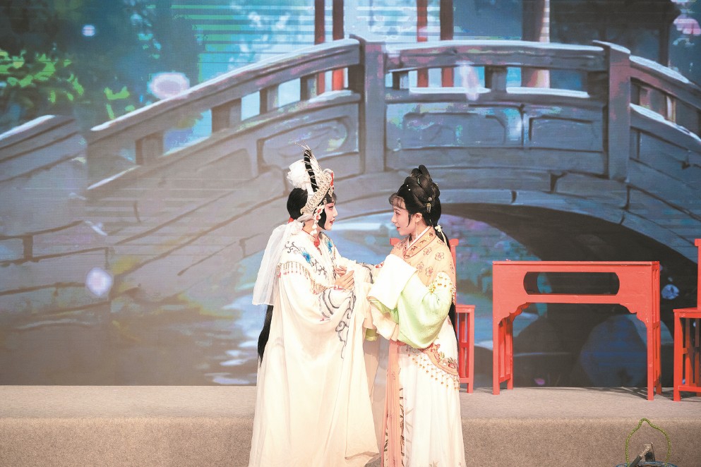 《白蛇传》《红楼梦》两大IP撬动剧场立体生态
